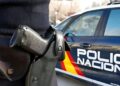 Agente de la Policía Nacional junto a un vehículo oficial / Imagen de archivo