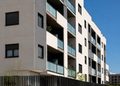 Fachada residencial moderna con valla ajardinada