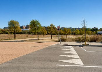 Alcalá tramita nuevo alumbrado entre la calle Aruba y la pasarela de la N-II en El Olivar
