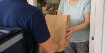 Coslada estrena el 1 de septiembre un servicio municipal de comida a domicilio para mayores y personas con movilidad reducida