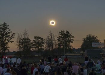 Más de 5.000 personas siguieron el eclipse total desde Azuqueca en un dispositivo especial sin incidencias comunicadas