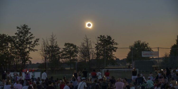 Un momento del eclipse desde la pista de atletismo de Azuqueca. Fotografía: Ayuntamiento de Azuqueca