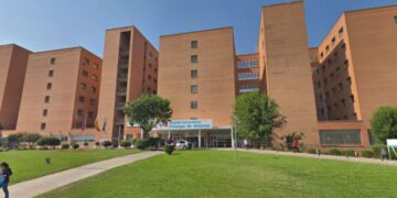 El Hospital Príncipe de Asturias amplía a ocho horas diarias las visitas a pacientes ingresados en su UCI