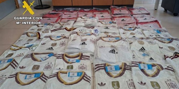 La Guardia Civil interviene más de 300 artículos deportivos presuntamente falsificados en el mercadillo de Marchamalo 1 La Guardia Civil interviene más de 300 artículos deportivos presuntamente falsificados en el mercadillo de Marchamalo