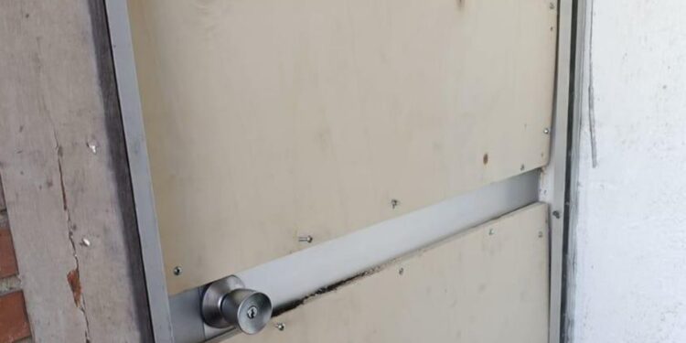 Puerta de la vivienda en la que se produjo el presunto intento de robo. / Foto: Ayuntamiento de Torrejón