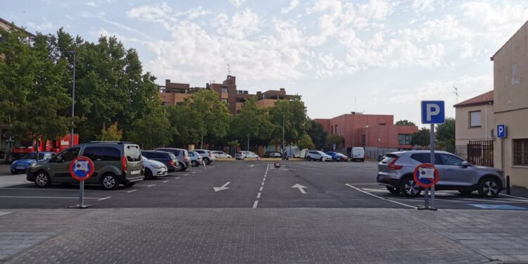 Señales con la prohibición de estacionar desde el domingo en el aparcamiento del Ayuntamiento. | Fotografía: Ayuntamiento de Azuqueca