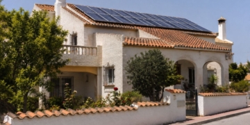 Castilla-La Mancha destina 10,6 millones a placas solares y baterías para comunidades de propietarios y energéticas