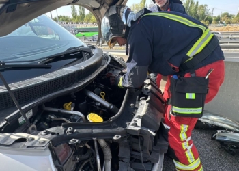 Un alcance entre dos coches deja herido grave a un conductor en la vía de servicio de la A-2