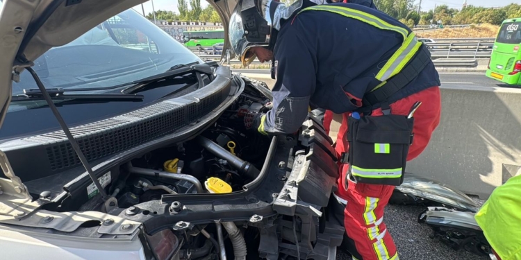 Un alcance entre dos coches deja herido grave a un conductor en la vía de servicio de la A-2 1 Un alcance entre dos coches deja herido grave a un conductor en la vía de servicio de la A-2