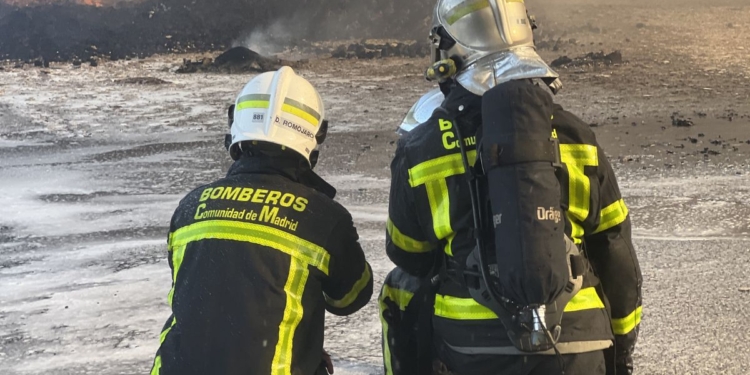 Un incendio en una vivienda de Ciudad 10 deja una mujer intoxicada por humo en Alcalá de Henares