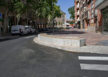 La calle Teniente Ruiz de Alcalá gana espacio peatonal tras unas obras de remodelación de 500.000 euros