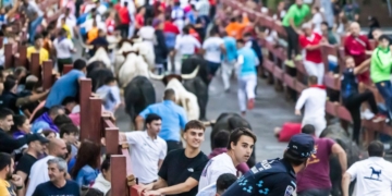 El segundo encierro de Guadalajara deja dos corredores contusionados tras varias caídas durante el recorrido