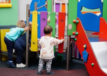 Las escuelas infantiles de gestión indirecta tendrán dos educadoras por aula, pero las trabajadoras mantienen la huelga