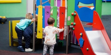Las escuelas infantiles de gestión indirecta tendrán dos educadoras por aula, pero las trabajadoras mantienen la huelga
