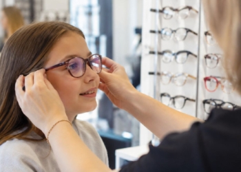 Las ayudas de hasta 100 euros para gafas y lentillas infantiles reciben otros 23 millones