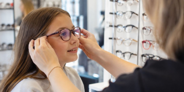 Las ayudas de hasta 100 euros para gafas y lentillas infantiles reciben otros 23 millones