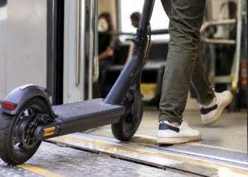 Los patinetes eléctricos vuelven a Cercanías con seguro, registro y homologación obligatorios