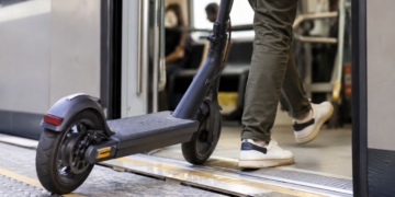 Los patinetes eléctricos vuelven a Cercanías con seguro, registro y homologación obligatorios