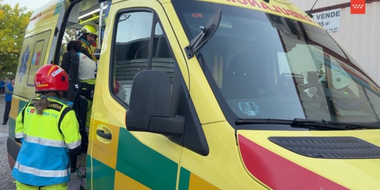 Un trabajador de 45 años, trasladado en estado crítico tras caer ocho metros desde una nave industrial en Coslada