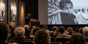 Público visto de espaldas en una conferencia sobre fotoperiodismo y fotografía documental