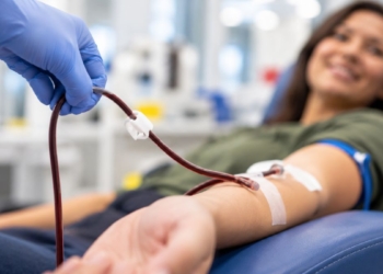 Brazo de una persona durante una donación de sangre en un centro sanitario