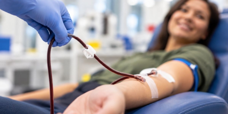Brazo de una persona durante una donación de sangre en un centro sanitario