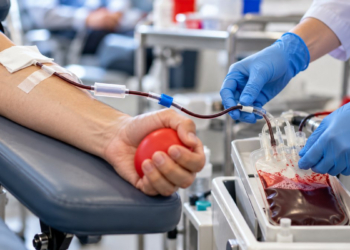 Primer plano del brazo de un donante de sangre con el material sanitario de extracción