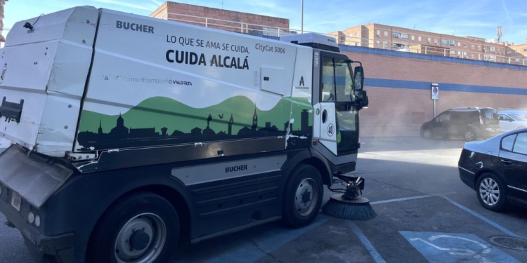 Cuarenta jornadas de limpieza intensiva recorrerán los barrios de Alcalá hasta noviembre con quince operarios de refuerzo