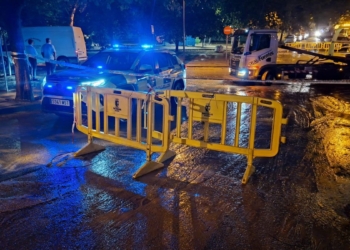 Las fuertes lluvias obligan a rescatar a una persona y cortar varias calles en Paracuellos de Jarama