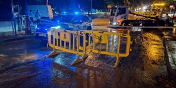 Las fuertes lluvias obligan a rescatar a una persona y cortar varias calles en Paracuellos de Jarama