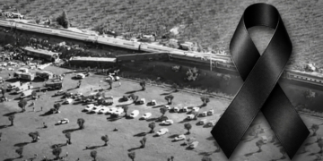 Crespón negro sobre imagen en blanco y negro del accidente ferroviario, composición gráfica de homenaje