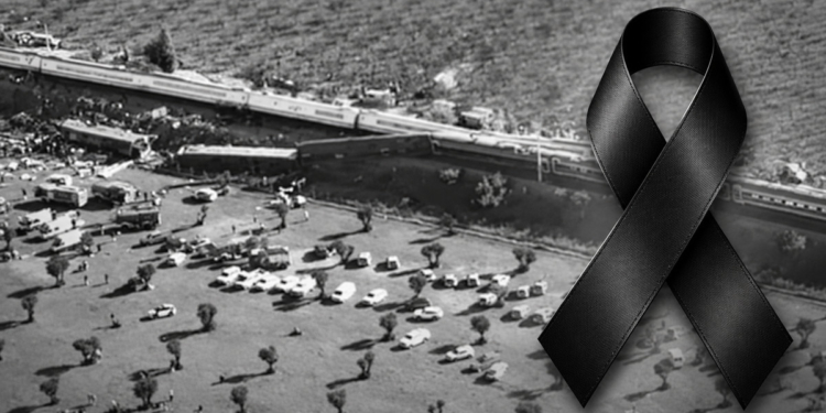Los municipios madrileños, convocados a un minuto de silencio por el accidente ferroviario de Toledo a las 20:00 horas 1 Crespón negro sobre imagen en blanco y negro del accidente ferroviario, composición gráfica de homenaje
