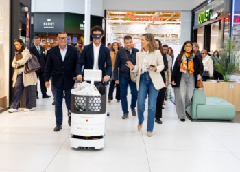 Un robot que ayuda a mayores y personas con discapacidad a orientarse se pone a prueba en Parque Corredor