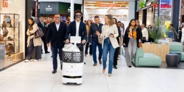 Un robot que ayuda a mayores y personas con discapacidad a orientarse se pone a prueba en Parque Corredor